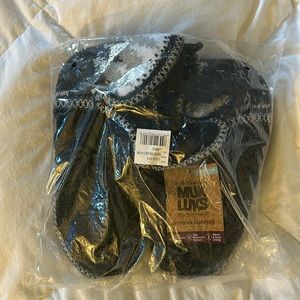 Muk Luks Womens Slippers, size large (9-10).